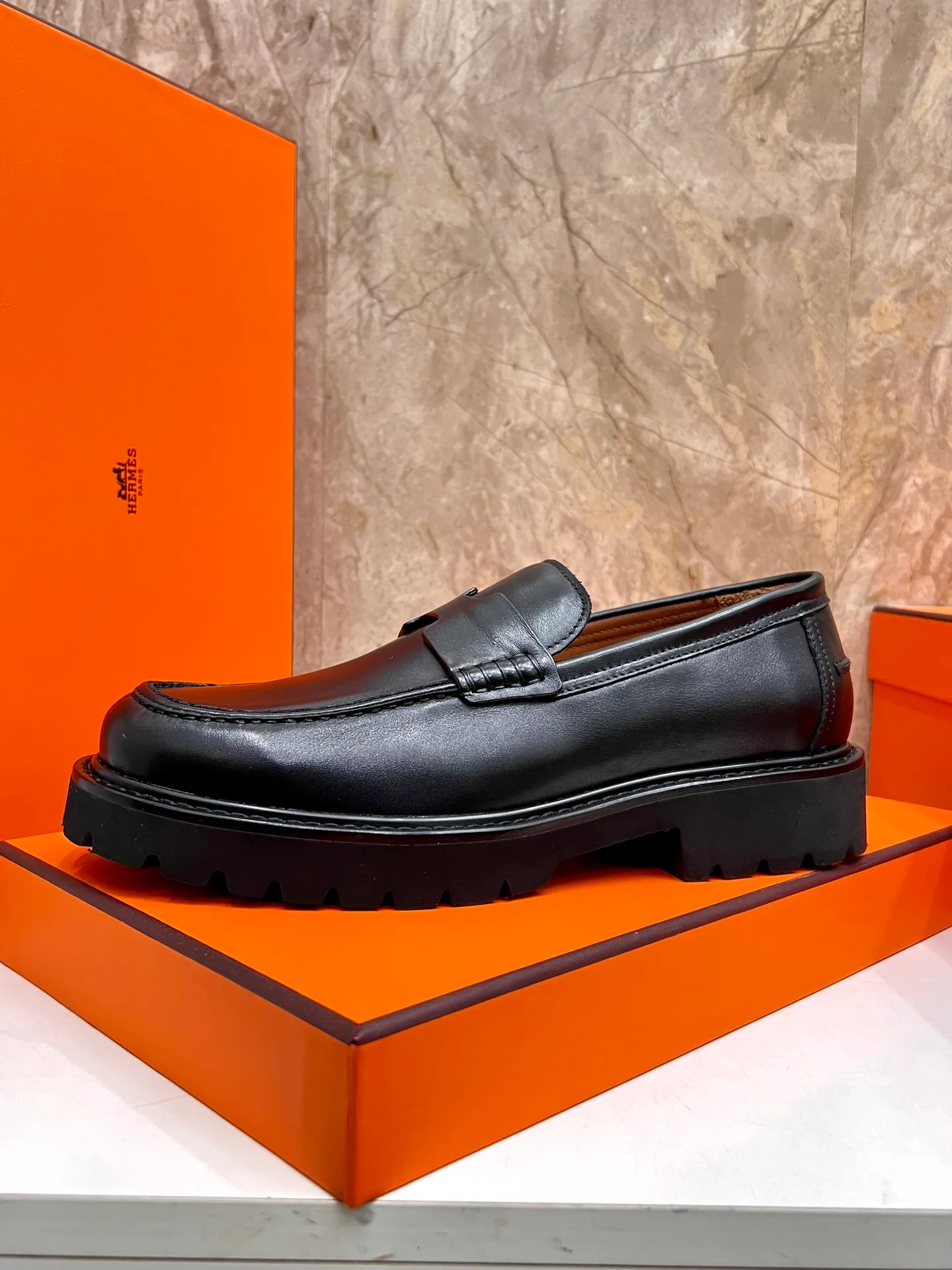 Original order quality P840 Brand: Hermès Standard code: Men's code: 39.40.41.42.43.44. (38.45 custom-made Grade: Same as the official website Original order quality Material: Original cowhide Original breathable cowhide lining Original outsole Style category: Men's fashionable casual leather shoes Color: Actual picture